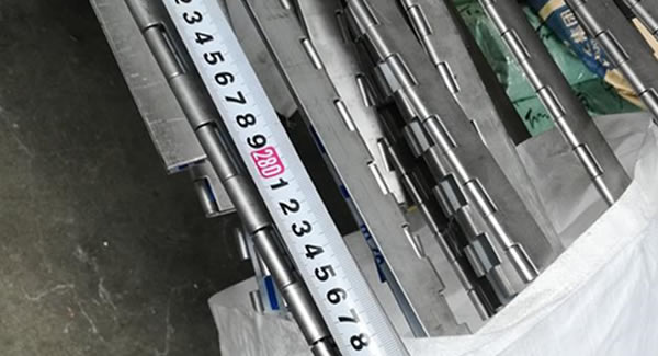 長度3米的不鏽鋼長合頁順利完成（chéng）,東莞富二代成人斗音五金廠專業製造東莞合頁，東莞（wǎn）鉸鏈