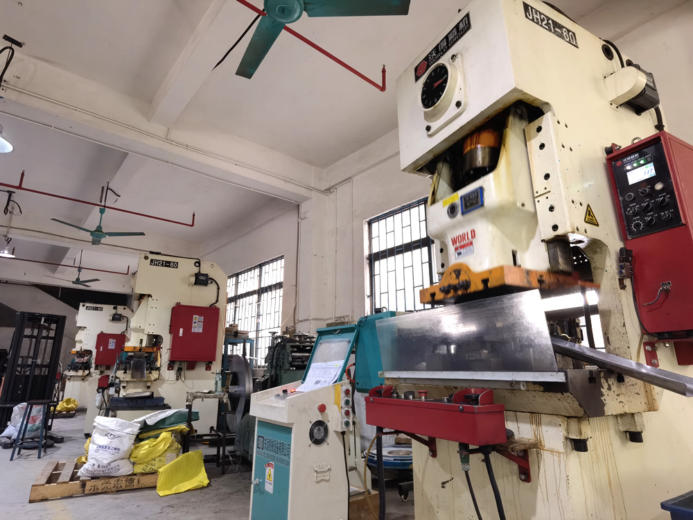 連續氣動衝床車間