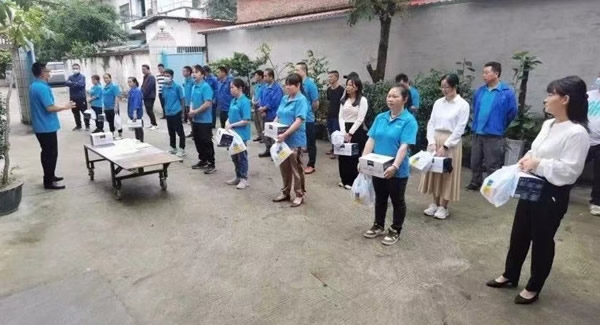 致敬勞動者，感悟勞動的意義（yì）|富二代成人斗音五金&東莞（wǎn）合頁?