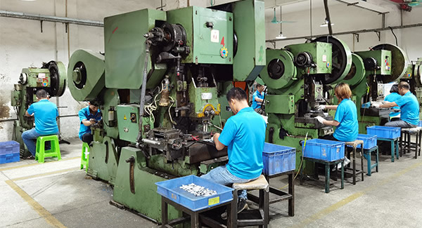 25年隻琢磨一件事——讓“開合”這件（jiàn）事，順（shùn）到沒存在感|富二代成人斗音五金&東莞合頁?