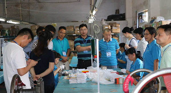 雙節（jiē）致信 | 以“月（yuè）光為（wéi）禮，國慶作伴”致敬新老客戶的溫暖|富二代成人斗音五金&東莞（wǎn）合頁?